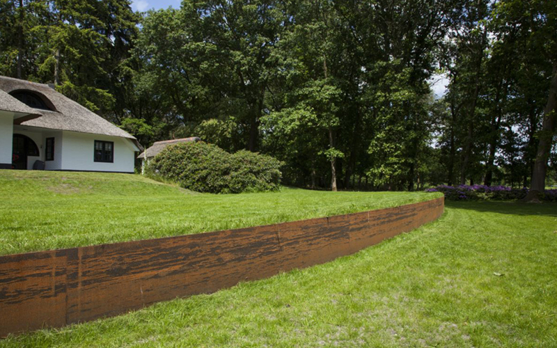 Aanleg van strakke en moderne afboording van uw tuin met Cortenstaal.